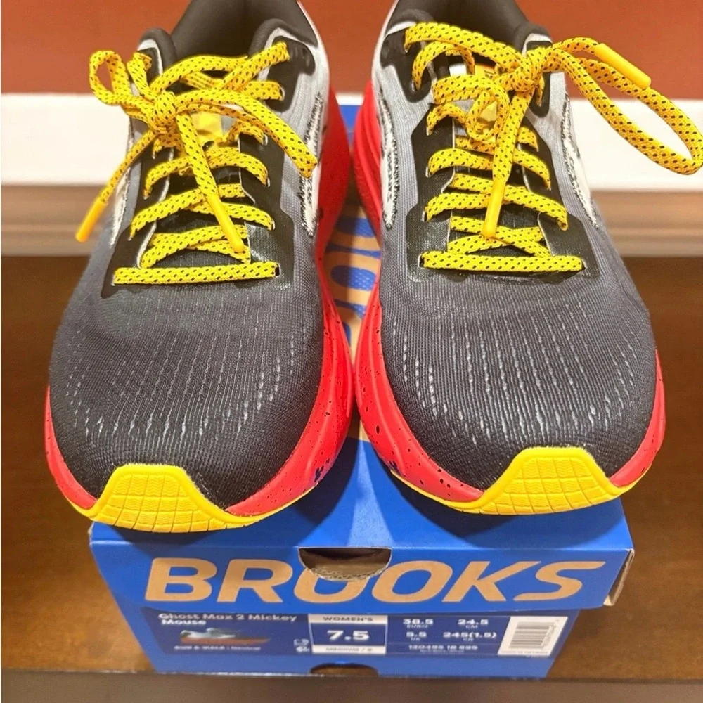 Women’s 7.5 RunDisney x Brooks Ghost Max 2 Mickey Mouse - Picture 3 of 3